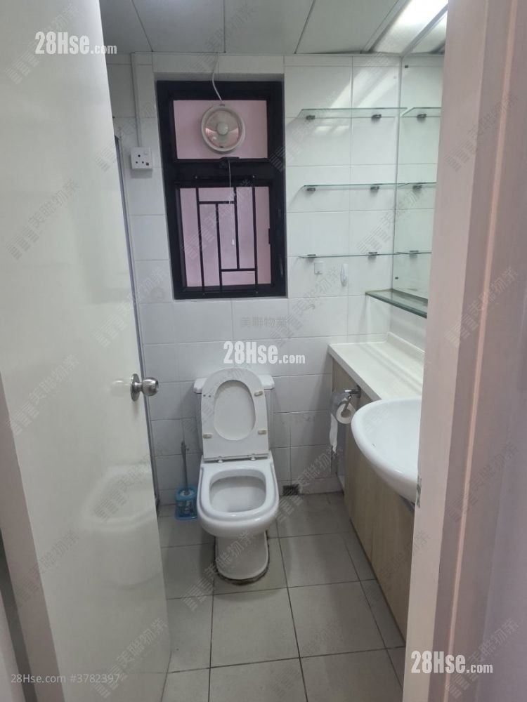 bathroom: Royal Green Rental 3 Bedrooms , 1 Bathroom 548 ft²