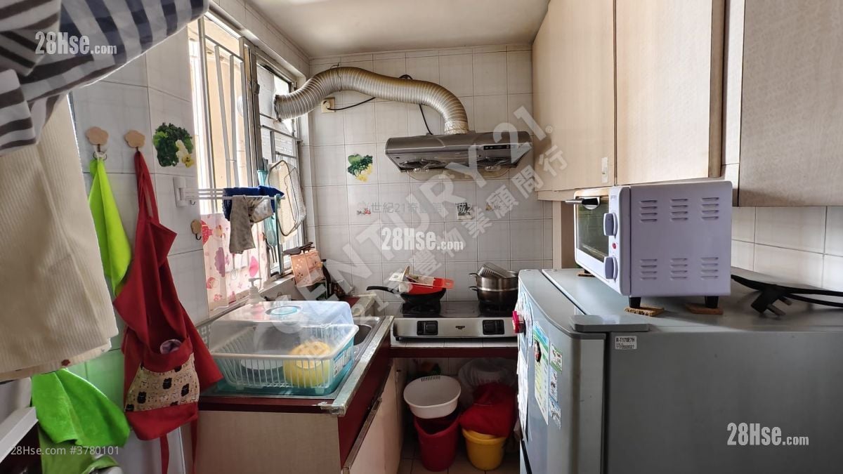 Yue Tin Court Sell 414 ft²