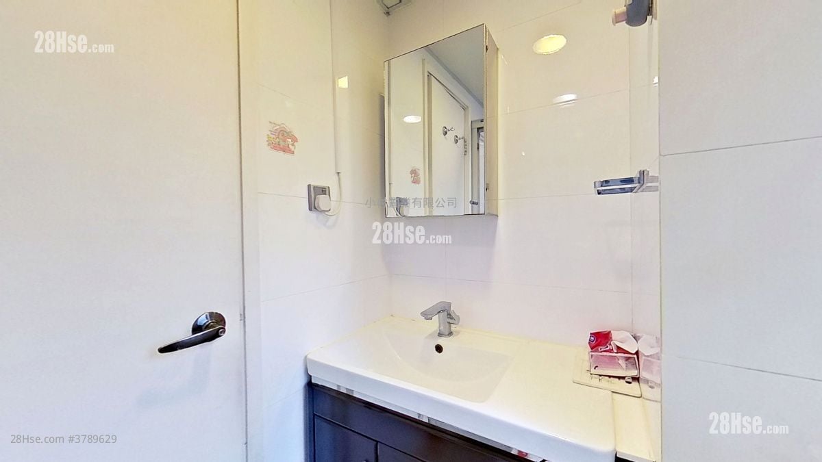 bathroom: Tat Hing Building Rental Studio , 1 Bathroom 250 ft²