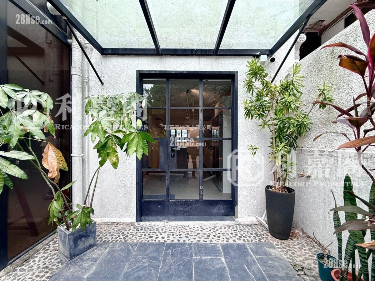 Spanish Villa Sell 4 Bedrooms , 2 Bathrooms 1,800 ft²