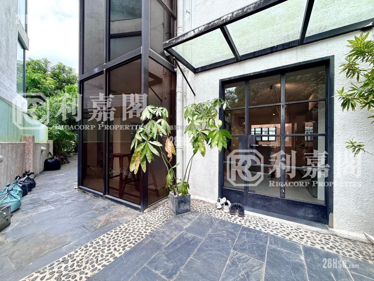 Spanish Villa Sell 4 Bedrooms , 2 Bathrooms 1,800 ft²