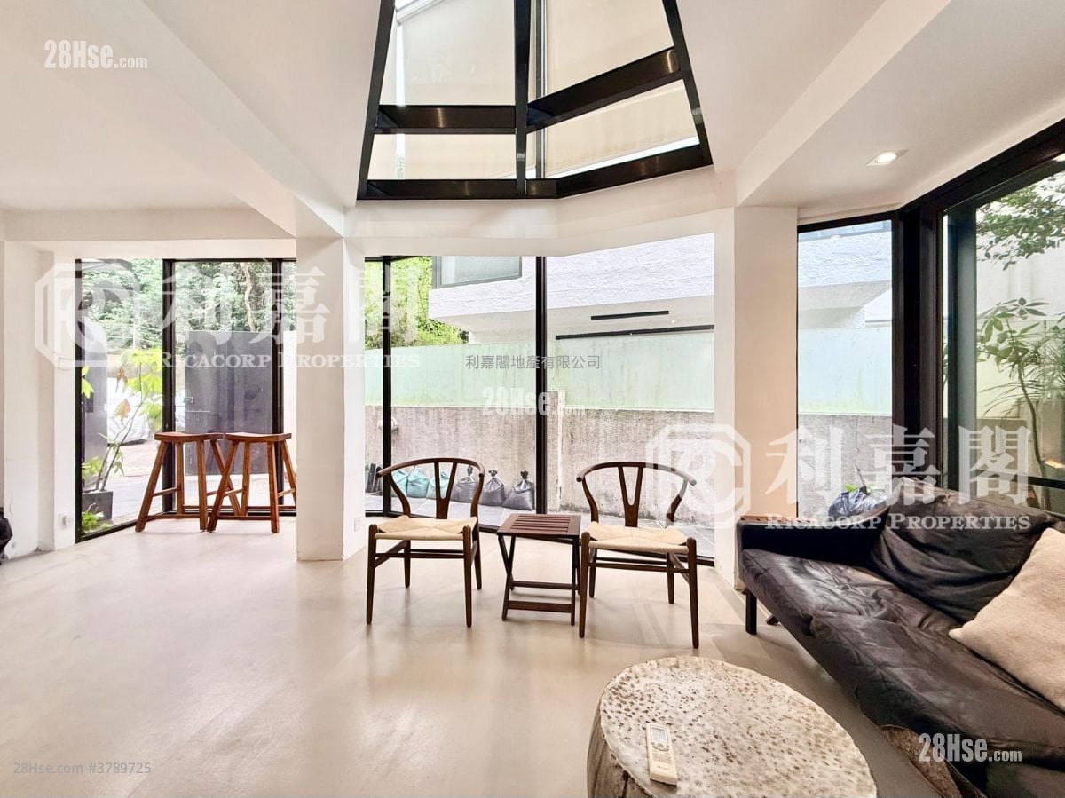 Spanish Villa Sell 4 Bedrooms , 2 Bathrooms 1,800 ft²