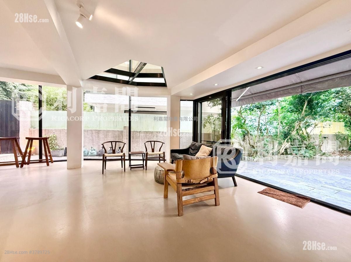 Spanish Villa Sell 4 Bedrooms , 2 Bathrooms 1,800 ft²