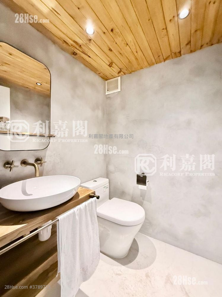 Spanish Villa Sell 4 Bedrooms , 2 Bathrooms 1,800 ft²