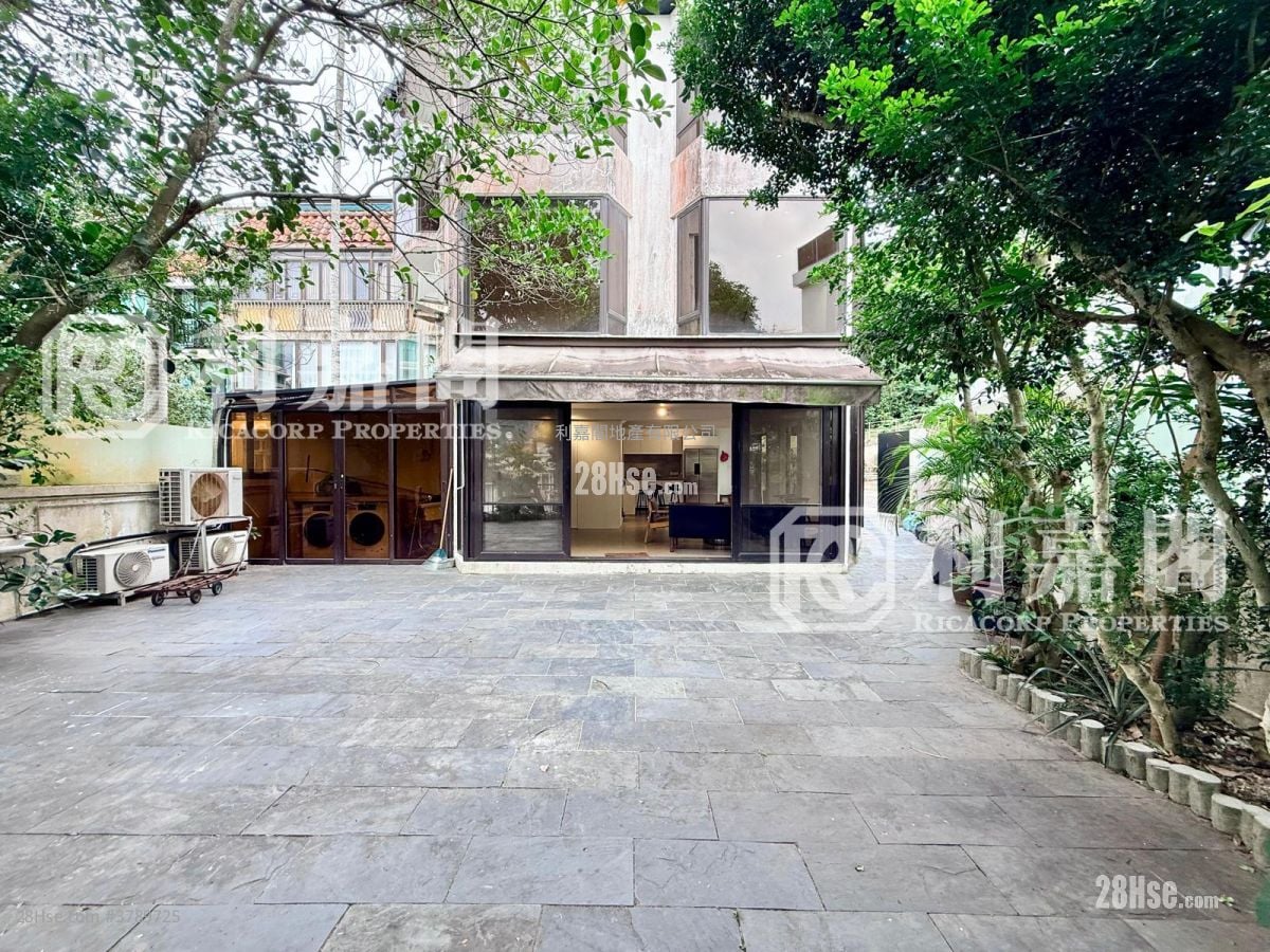 Spanish Villa Sell 4 Bedrooms , 2 Bathrooms 1,800 ft²