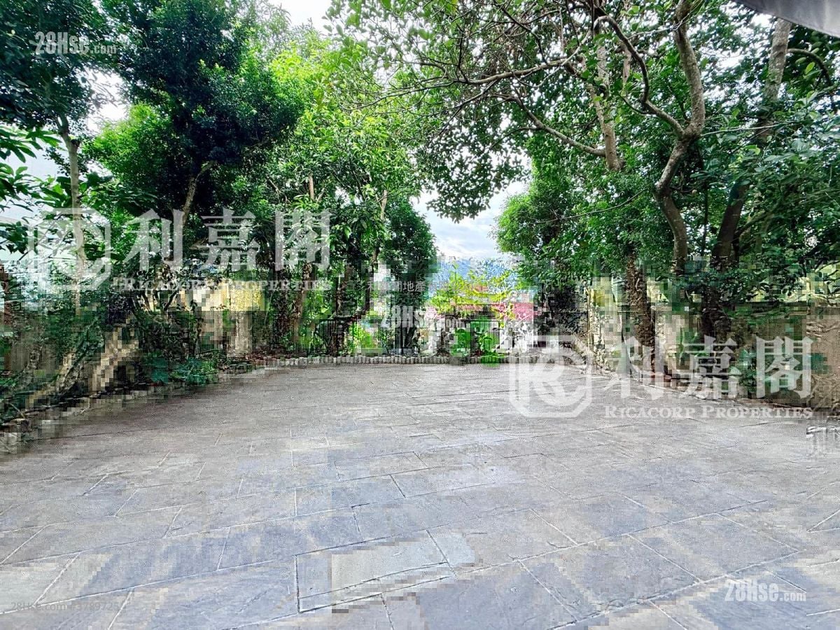 Spanish Villa Sell 4 Bedrooms , 2 Bathrooms 1,800 ft²