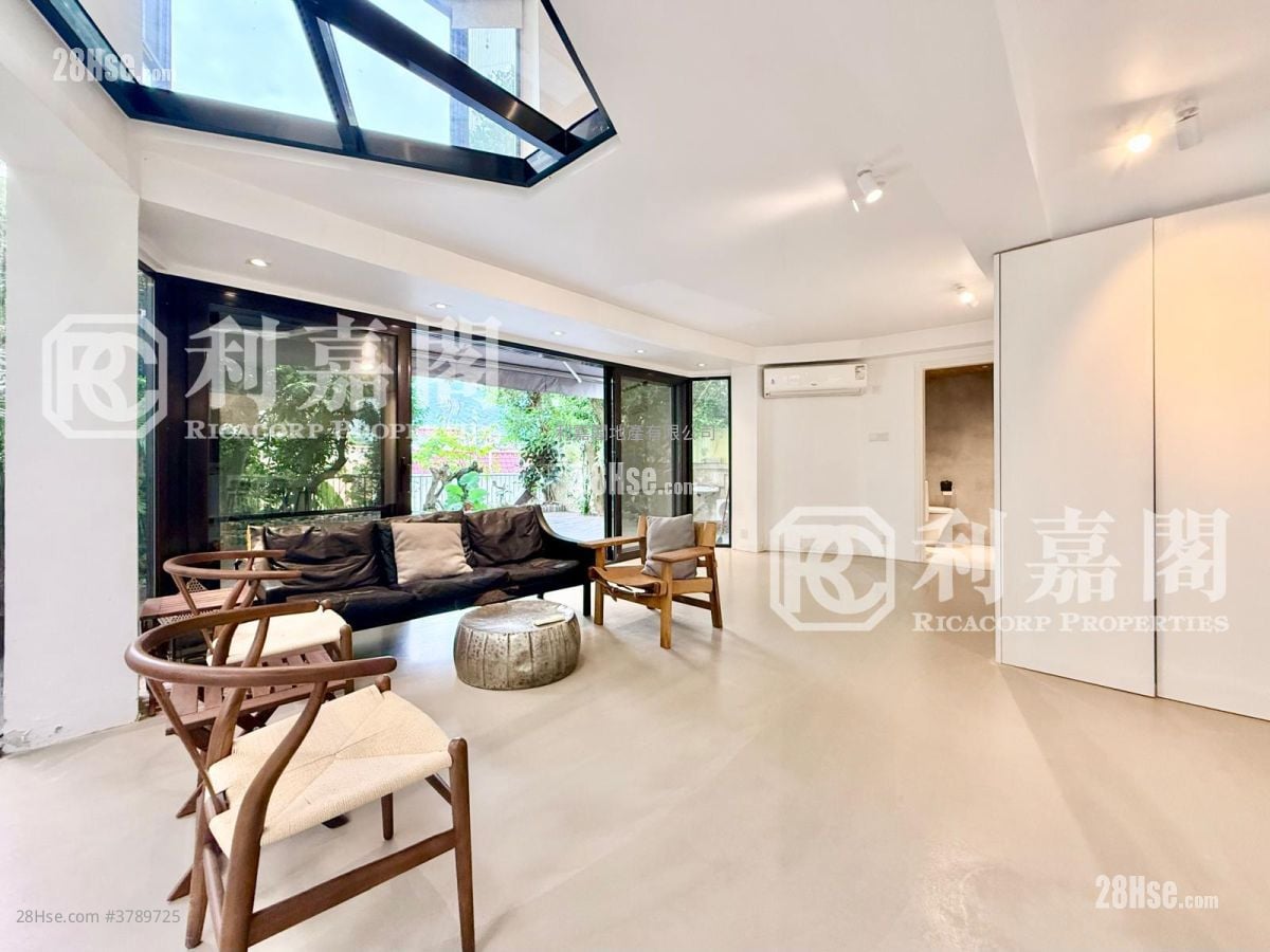 Spanish Villa Sell 4 Bedrooms , 2 Bathrooms 1,800 ft²