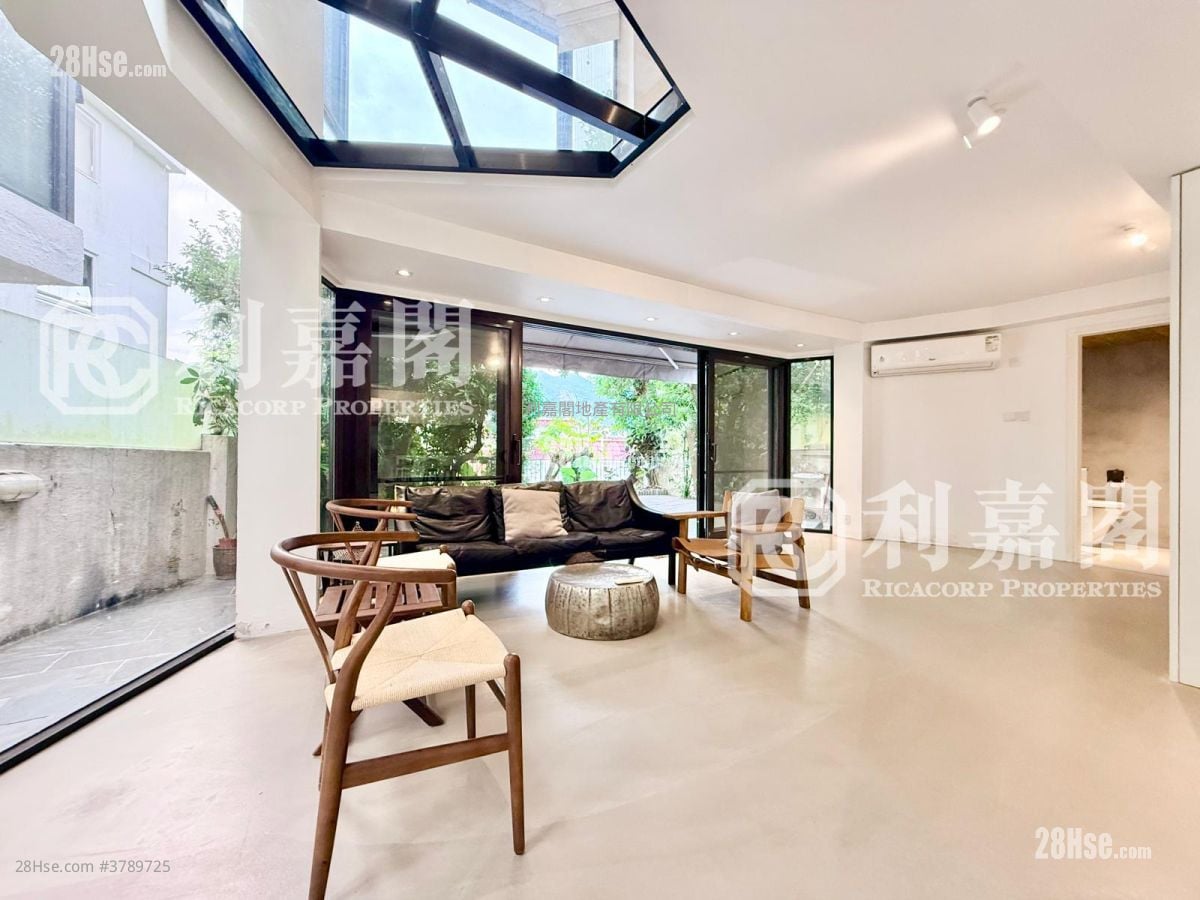 Spanish Villa Sell 4 Bedrooms , 2 Bathrooms 1,800 ft²