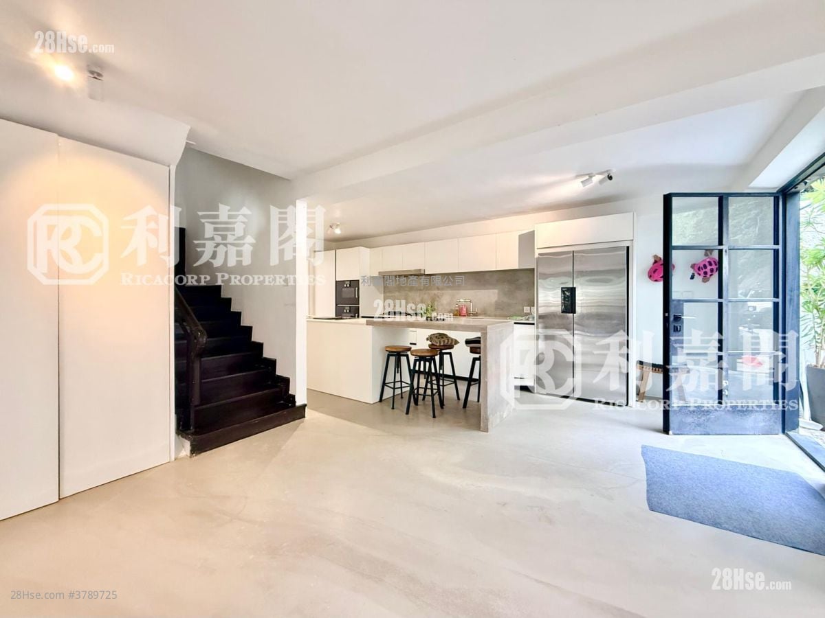 Spanish Villa Sell 4 Bedrooms , 2 Bathrooms 1,800 ft²