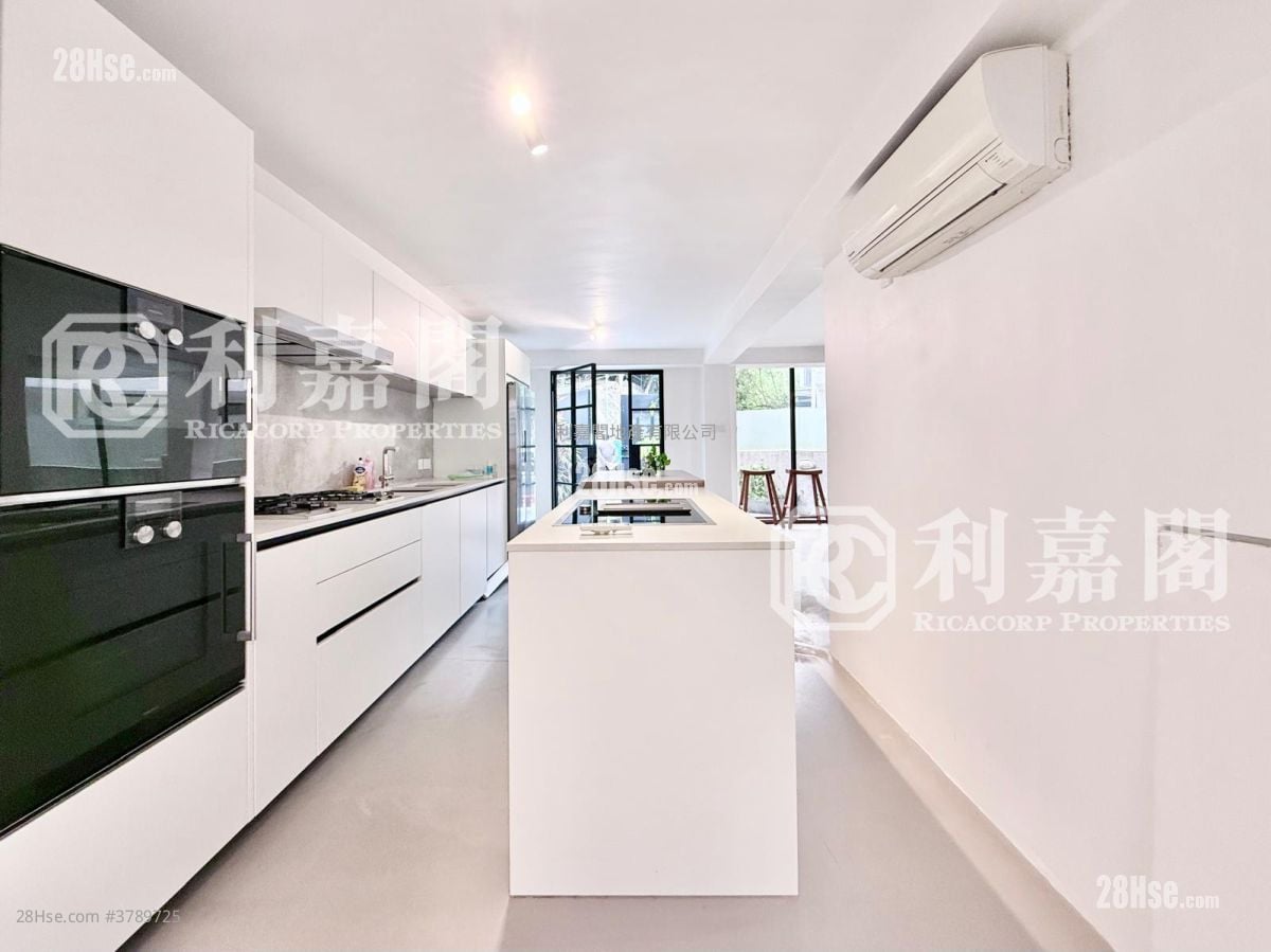 Spanish Villa Sell 4 Bedrooms , 2 Bathrooms 1,800 ft²