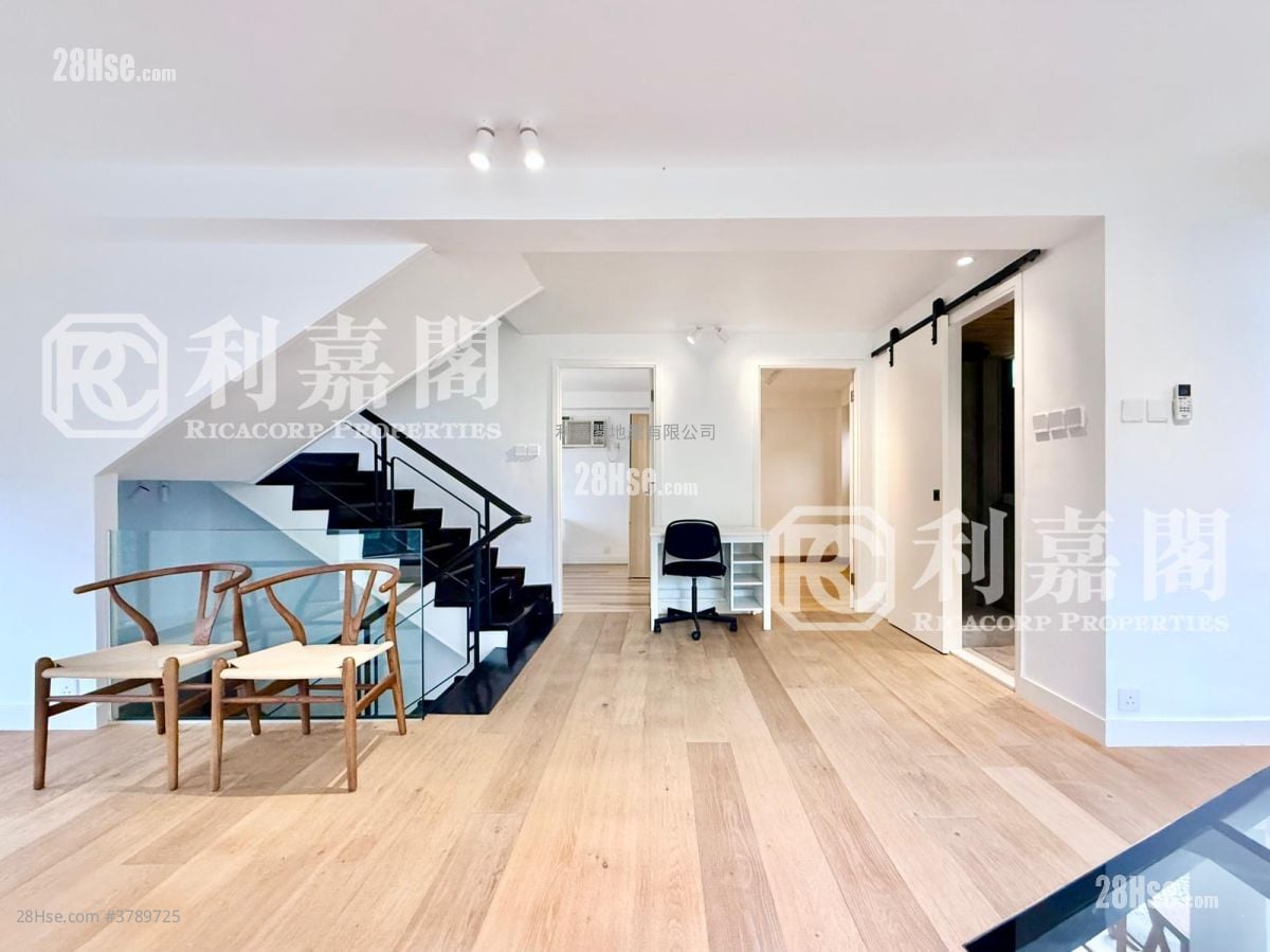 Spanish Villa Sell 4 Bedrooms , 2 Bathrooms 1,800 ft²