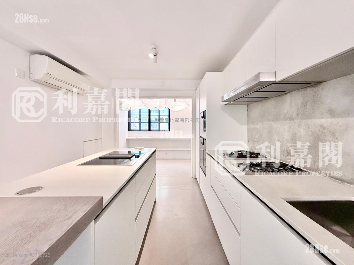 Spanish Villa Sell 4 Bedrooms , 2 Bathrooms 1,800 ft²