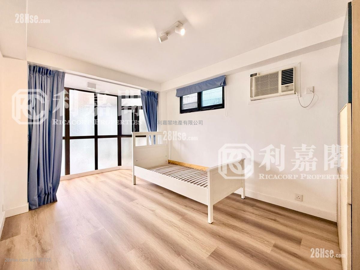 Spanish Villa Sell 4 Bedrooms , 2 Bathrooms 1,800 ft²