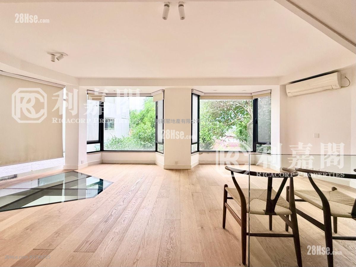 Spanish Villa Sell 4 Bedrooms , 2 Bathrooms 1,800 ft²