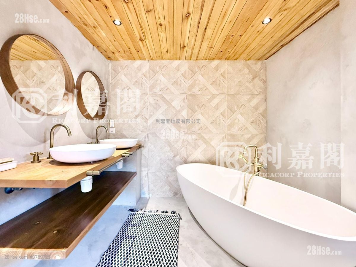 Spanish Villa Sell 4 Bedrooms , 2 Bathrooms 1,800 ft²