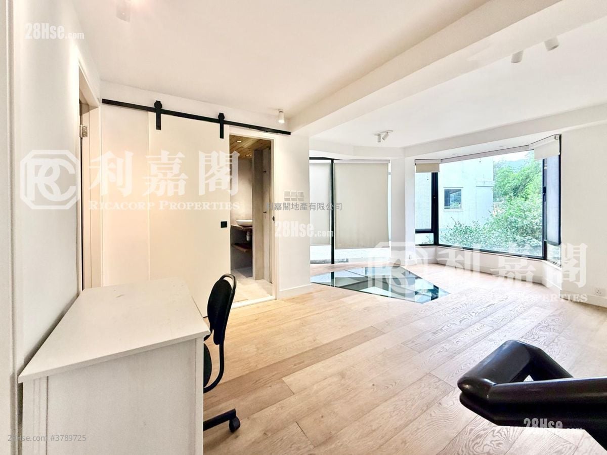 Spanish Villa Sell 4 Bedrooms , 2 Bathrooms 1,800 ft²