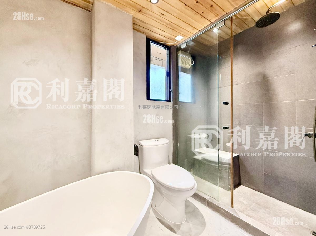 Spanish Villa Sell 4 Bedrooms , 2 Bathrooms 1,800 ft²