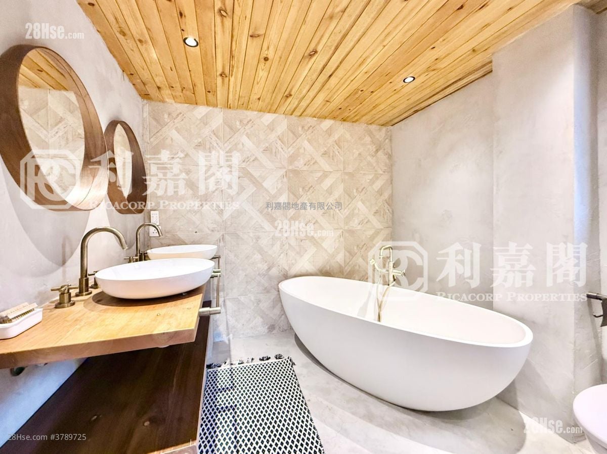 Spanish Villa Sell 4 Bedrooms , 2 Bathrooms 1,800 ft²