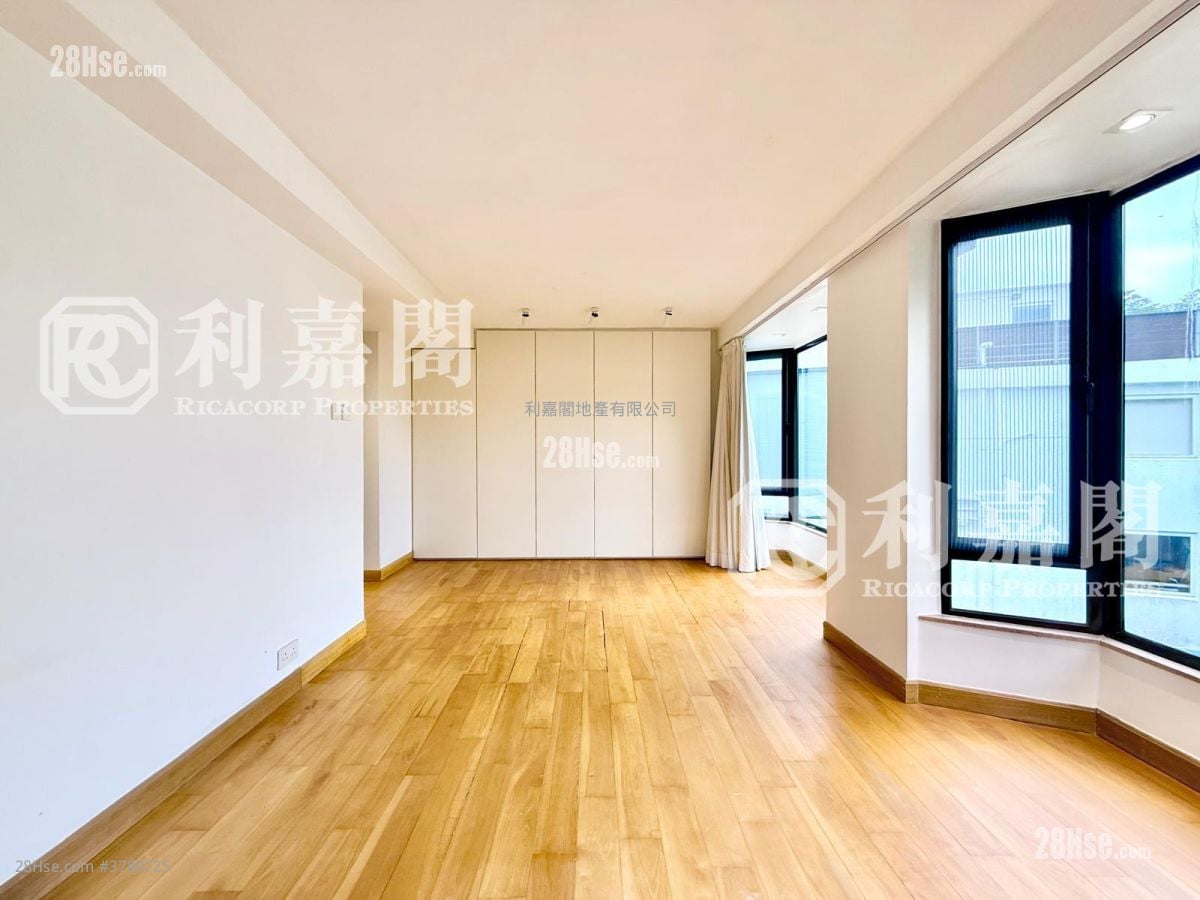 Spanish Villa Sell 4 Bedrooms , 2 Bathrooms 1,800 ft²