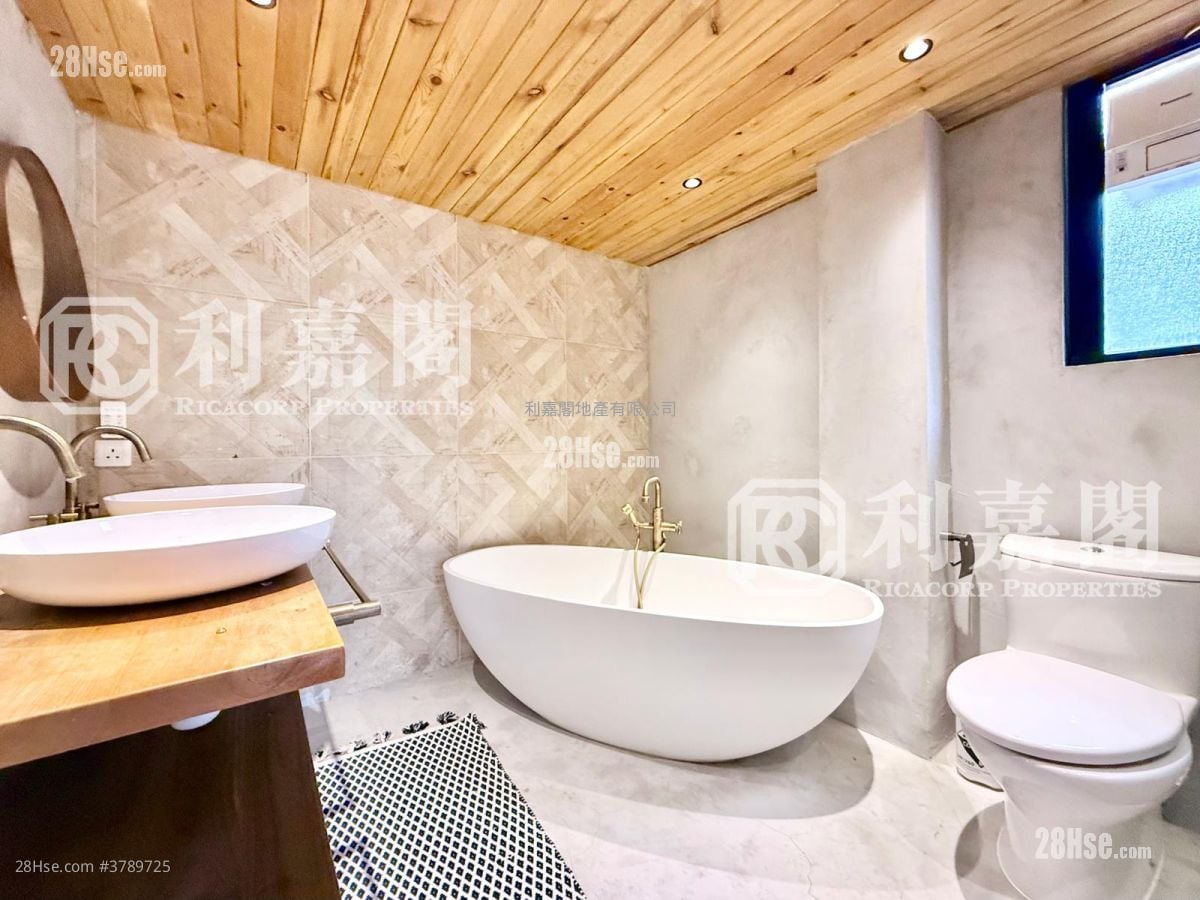 Spanish Villa Sell 4 Bedrooms , 2 Bathrooms 1,800 ft²