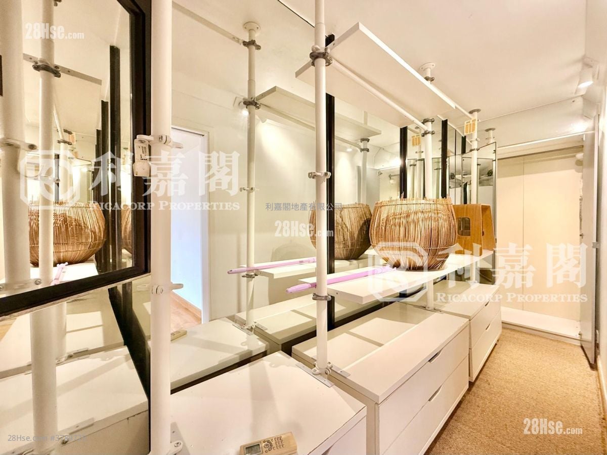 Spanish Villa Sell 4 Bedrooms , 2 Bathrooms 1,800 ft²