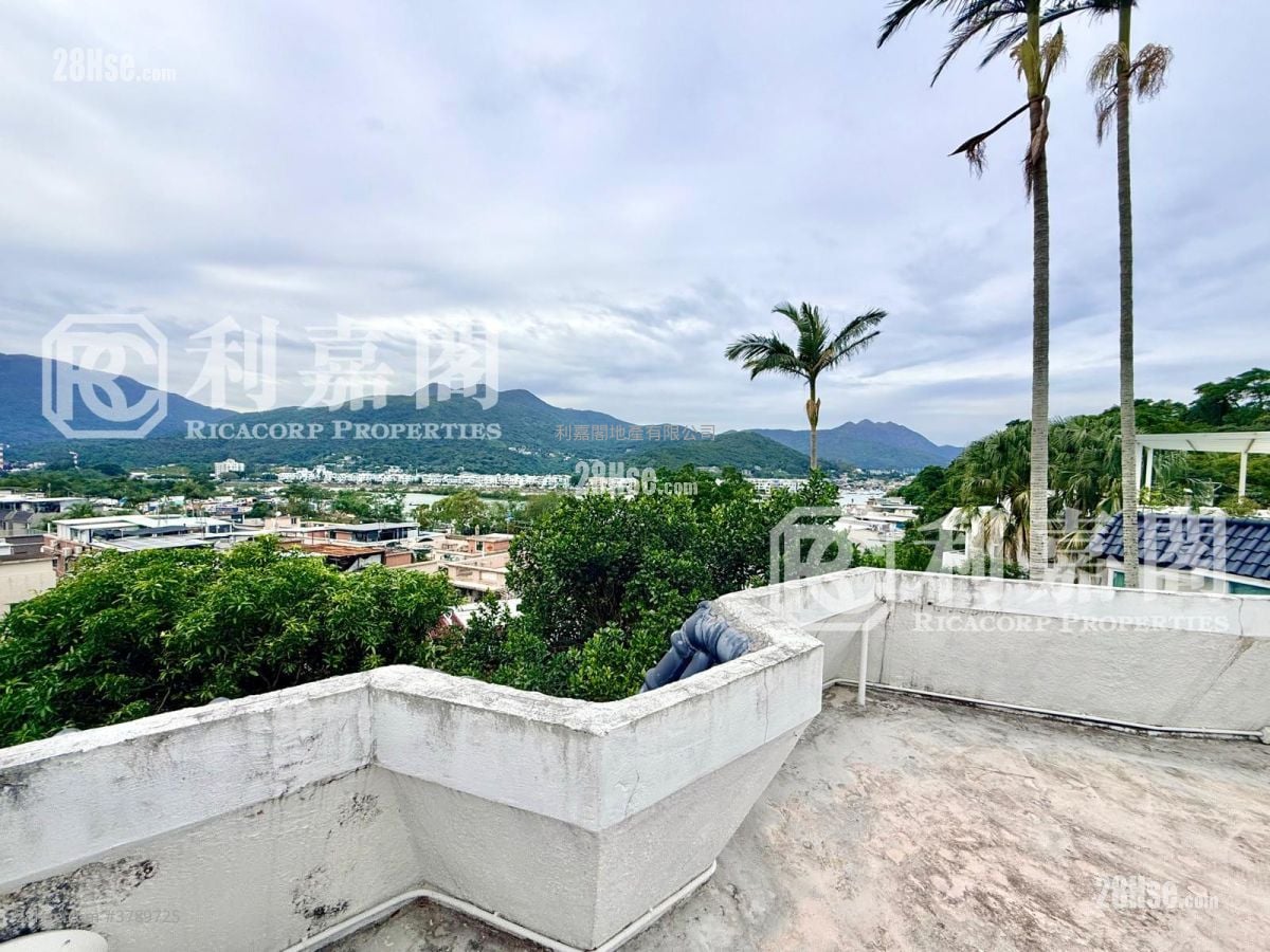 Spanish Villa Sell 4 Bedrooms , 2 Bathrooms 1,800 ft²