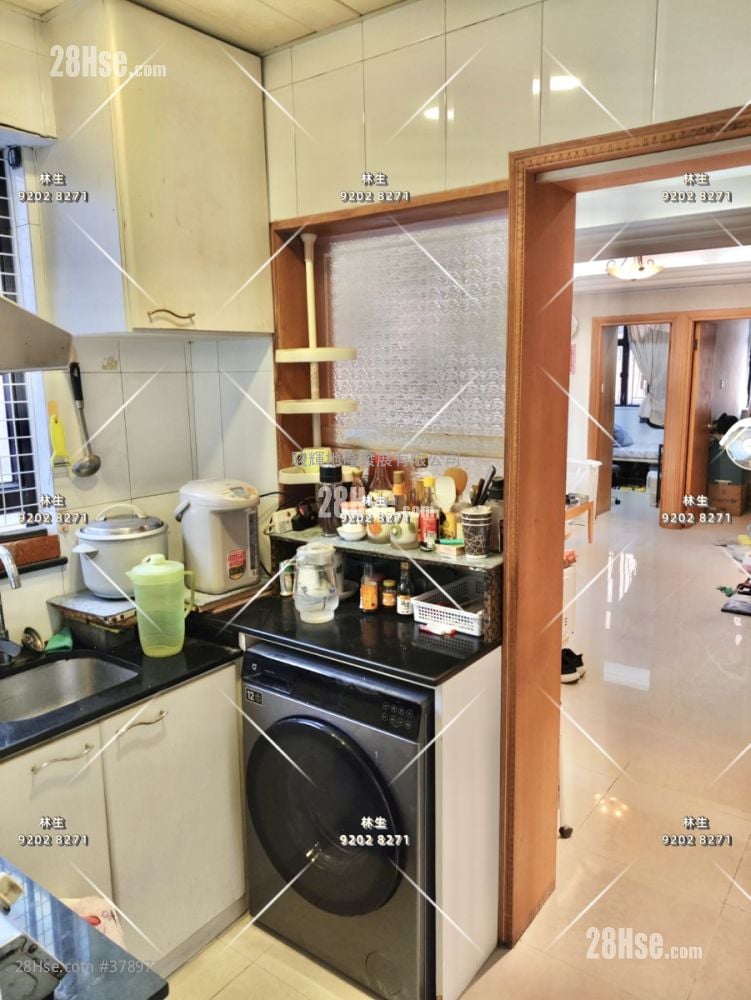 Full Hill Centre Sell 3 Bedrooms , 1 Bathroom 628 ft²