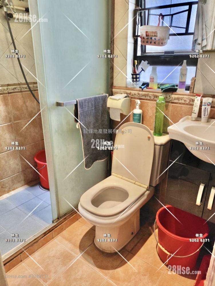 Full Hill Centre Sell 3 Bedrooms , 1 Bathroom 628 ft²