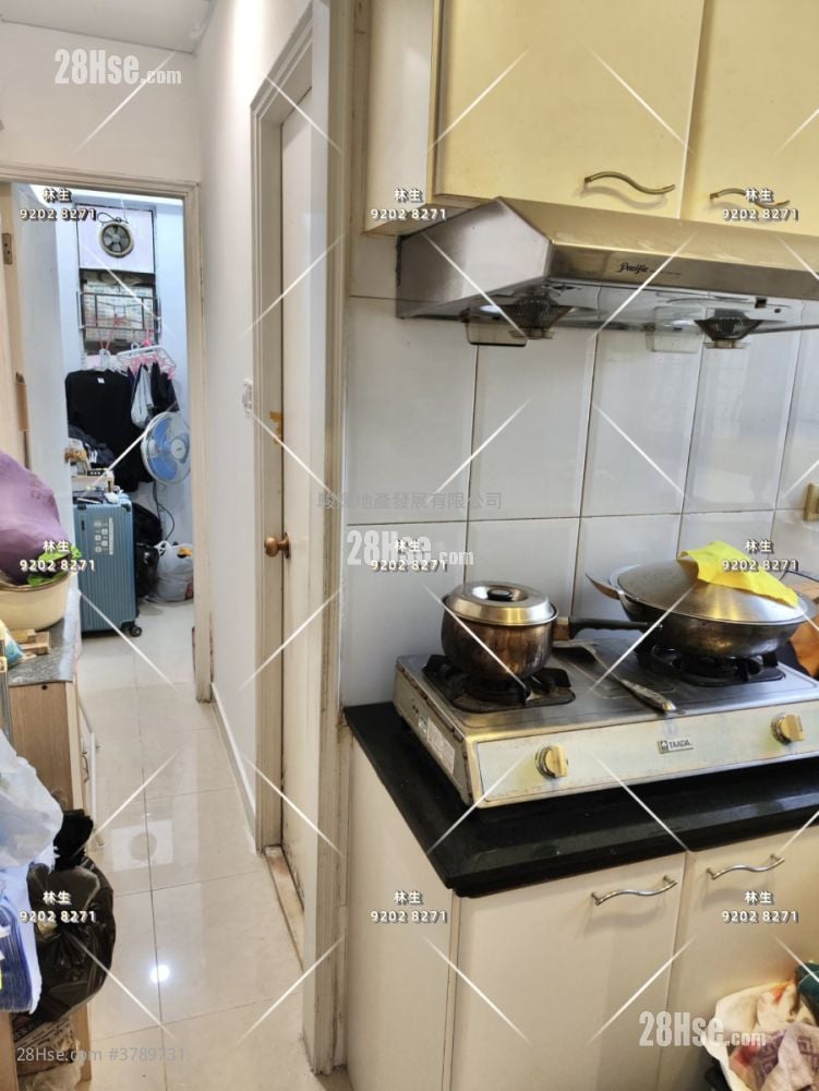 Full Hill Centre Sell 3 Bedrooms , 1 Bathroom 628 ft²