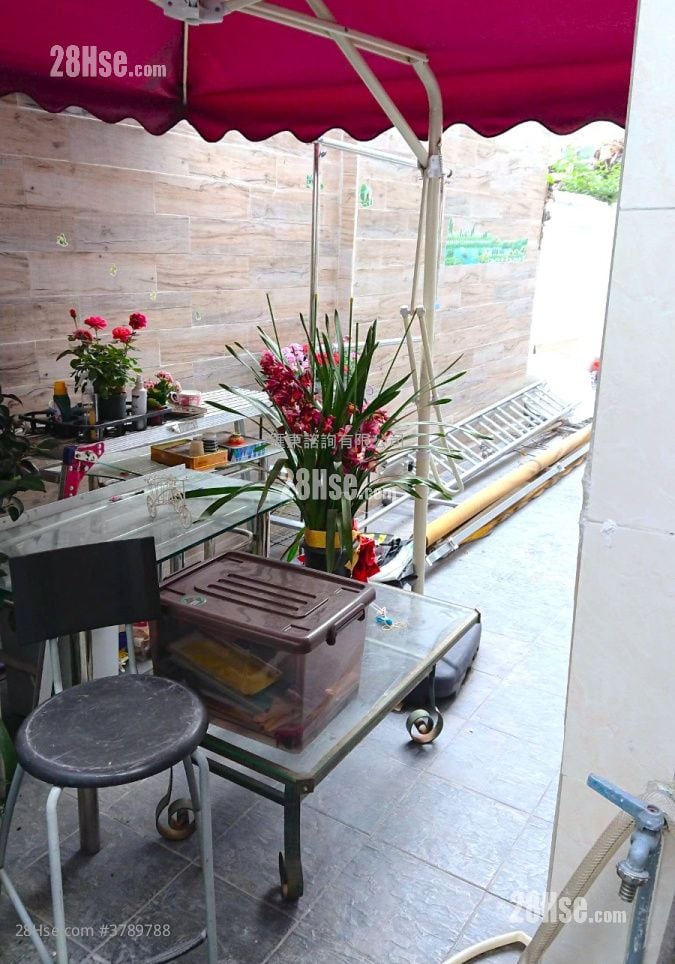 268B Prince Edward Road West Rental 4 Bedrooms , 2 Bathrooms 100 ft²