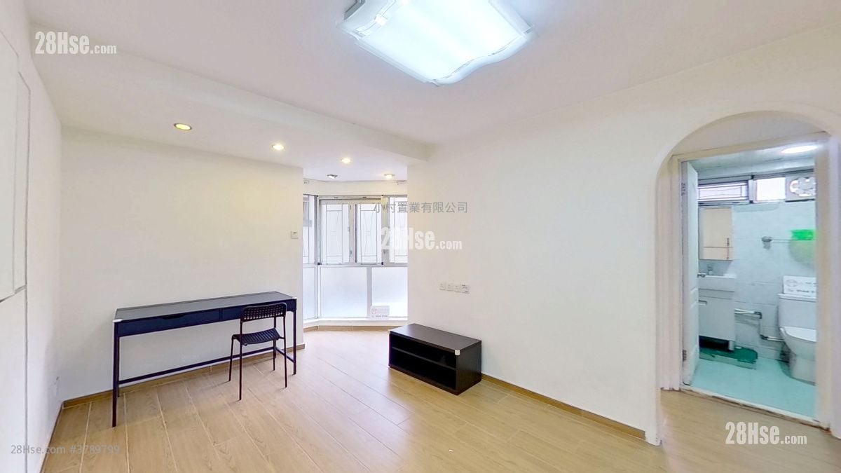 living room: Boland Court Rental 3 Bedrooms , 1 Bathroom 440 ft²