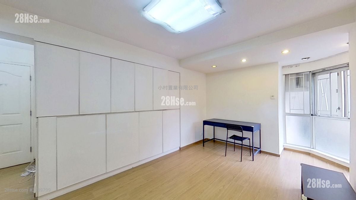 living room: Boland Court Rental 3 Bedrooms , 1 Bathroom 440 ft²