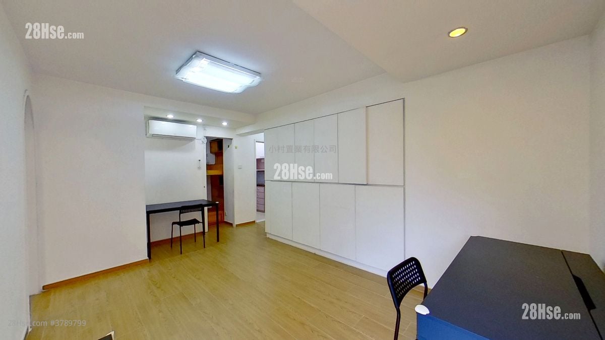 living room: Boland Court Rental 3 Bedrooms , 1 Bathroom 440 ft²