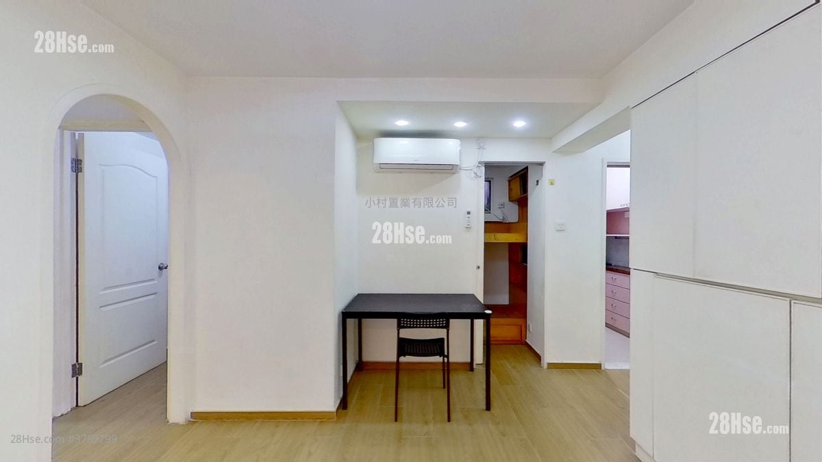 living room: Boland Court Rental 3 Bedrooms , 1 Bathroom 440 ft²