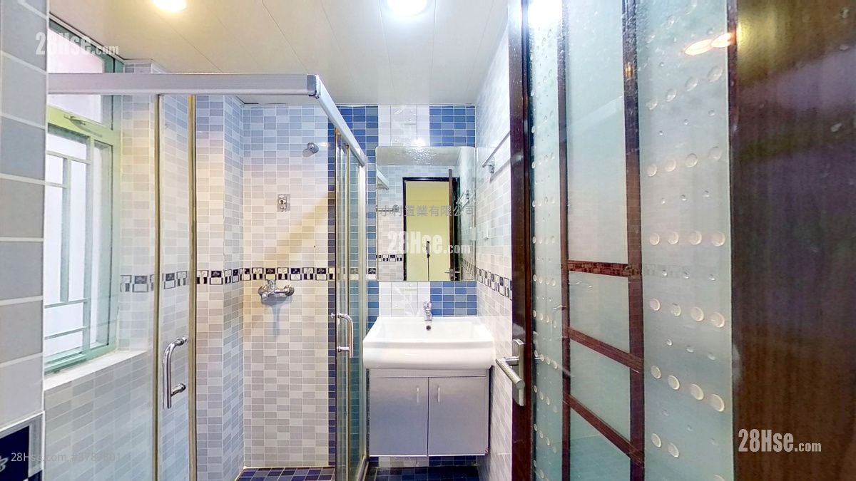 浴室: 名人居 租盘 2 房 , 1 浴室 300 平方尺