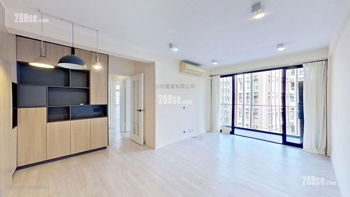 living room: Phoenix Court Rental 3 Bedrooms , 2 Bathrooms 710 ft²