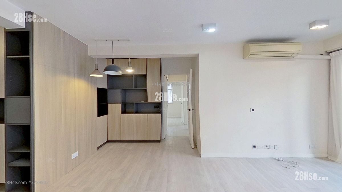 living room: Phoenix Court Rental 3 Bedrooms , 2 Bathrooms 710 ft²