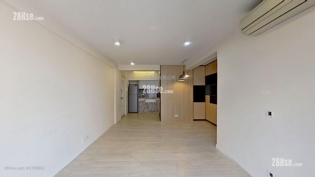 living room: Phoenix Court Rental 3 Bedrooms , 2 Bathrooms 710 ft²