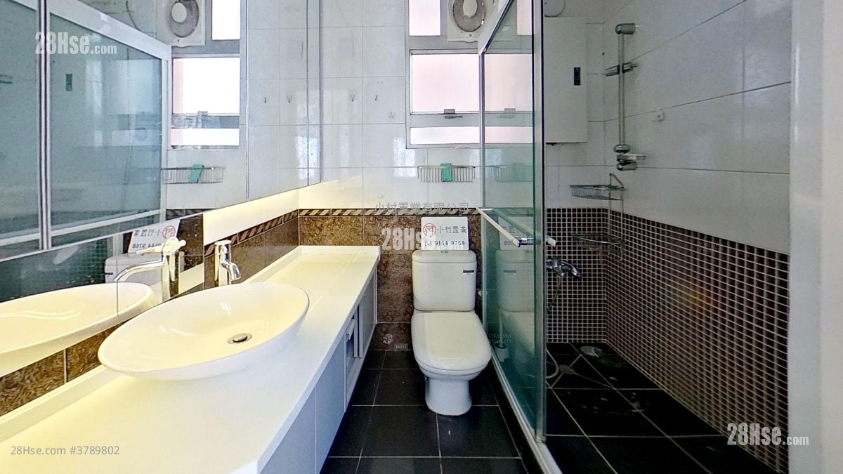 bathroom: Phoenix Court Rental 3 Bedrooms , 2 Bathrooms 710 ft²