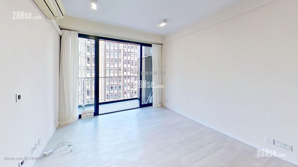 living room: Phoenix Court Rental 3 Bedrooms , 2 Bathrooms 710 ft²