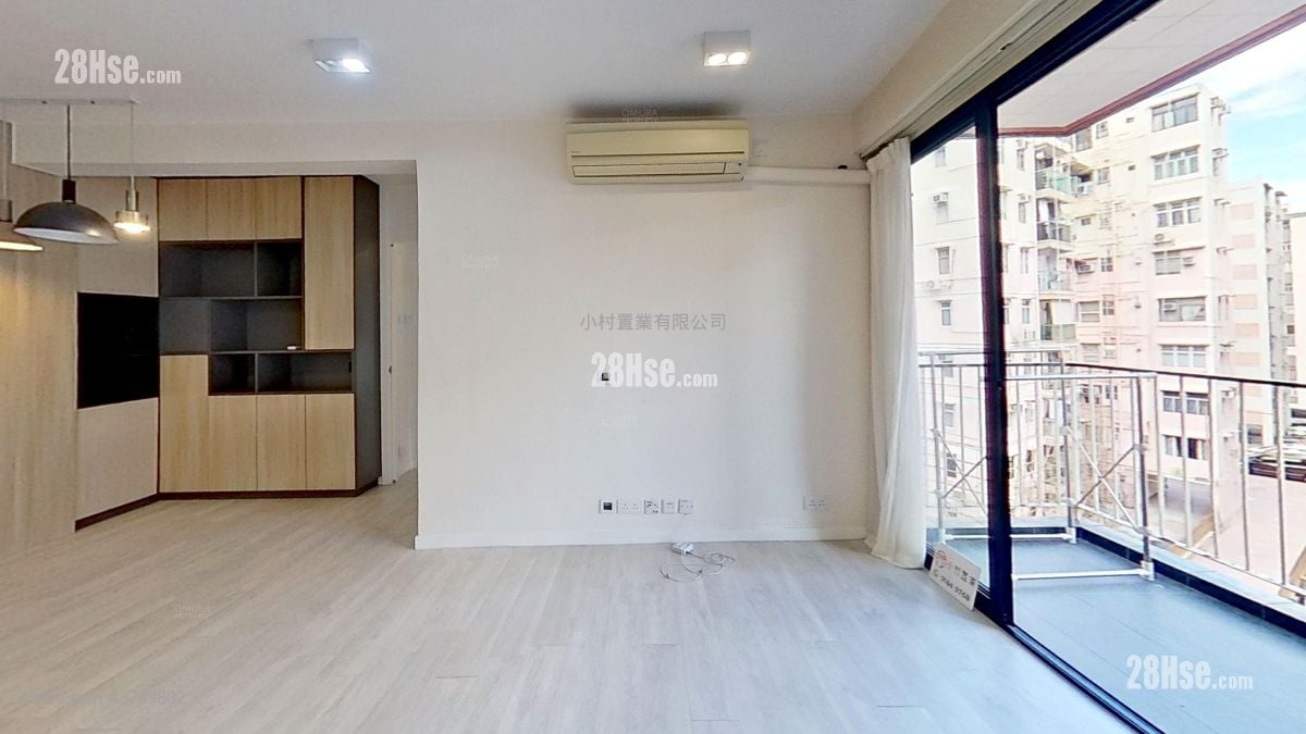 living room: Phoenix Court Rental 3 Bedrooms , 2 Bathrooms 710 ft²