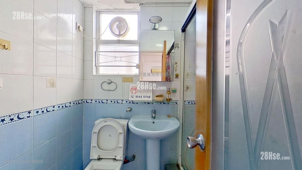 bathroom: Phoenix Court Rental 2 Bedrooms , 1 Bathroom 556 ft²