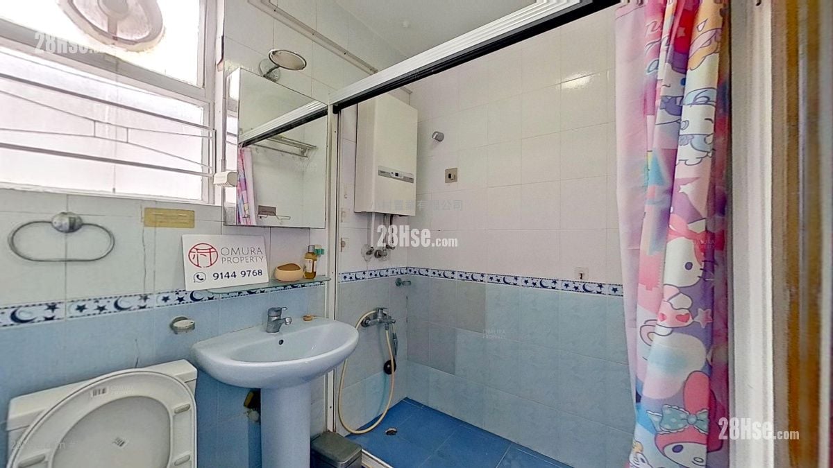 bathroom: Phoenix Court Rental 2 Bedrooms , 1 Bathroom 556 ft²