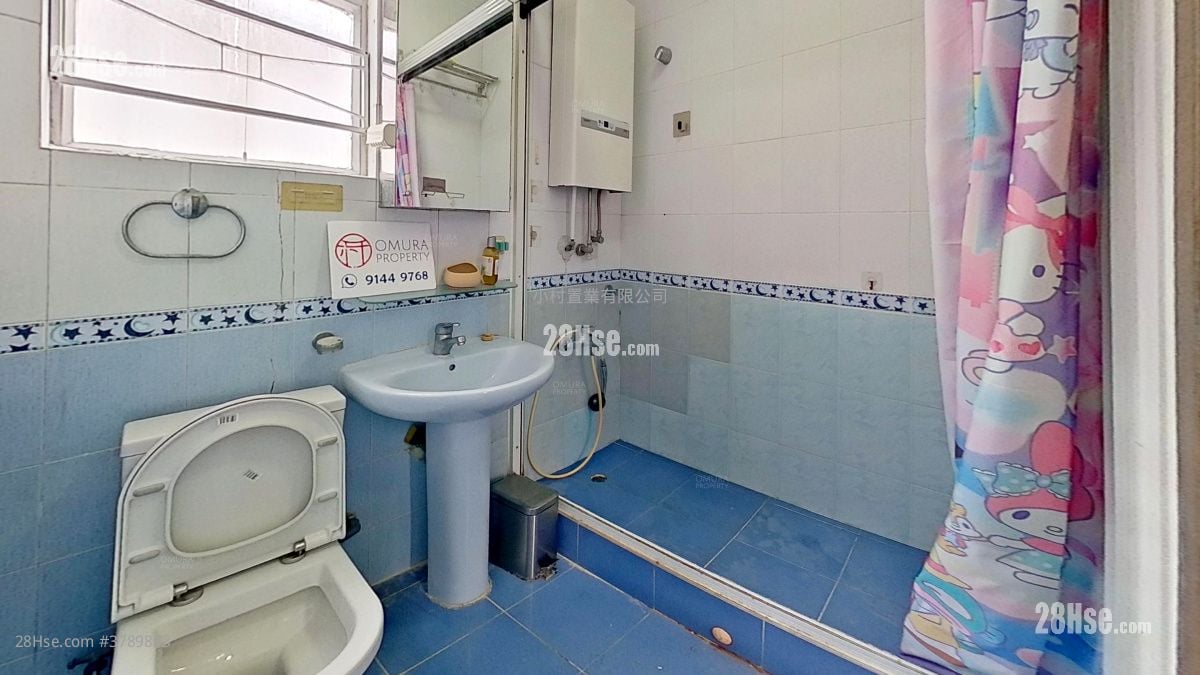 bathroom: Phoenix Court Rental 2 Bedrooms , 1 Bathroom 556 ft²