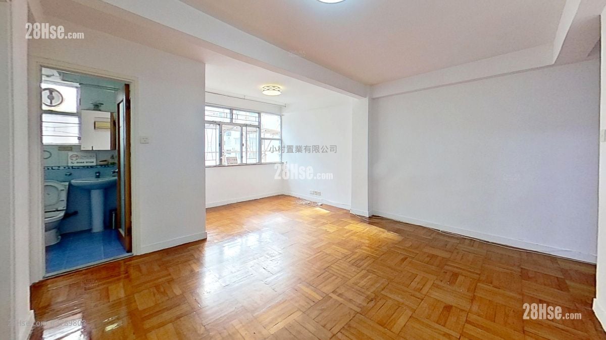 living room: Phoenix Court Rental 2 Bedrooms , 1 Bathroom 556 ft²