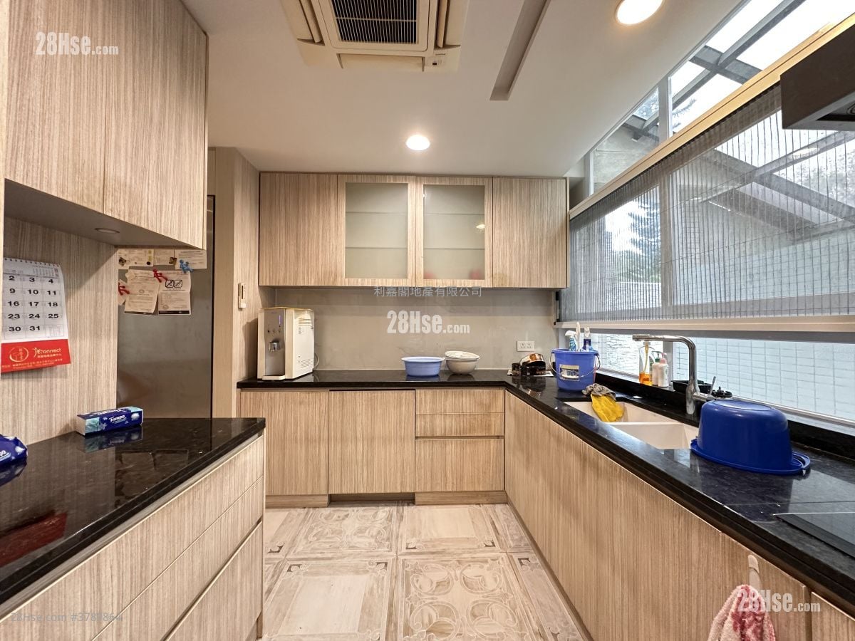 Greenwood Terrace Sell 3 Bedrooms , 2 Bathrooms 1,692 ft²