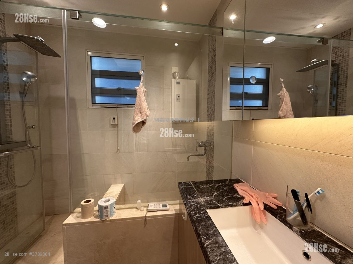 Greenwood Terrace Sell 3 Bedrooms , 2 Bathrooms 1,692 ft²