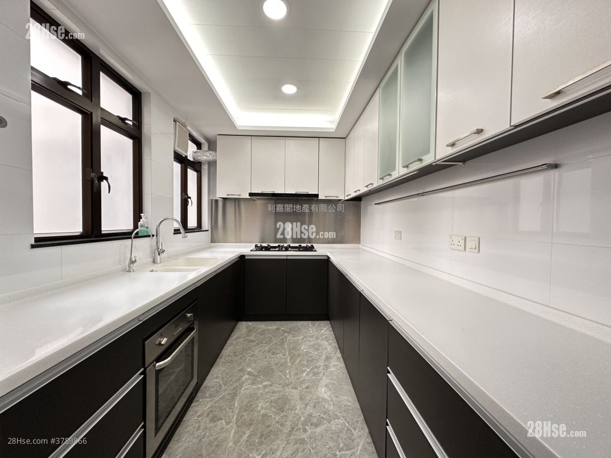 Royal Ascot Rental 4 Bedrooms , 3 Bathrooms 2,478 ft²