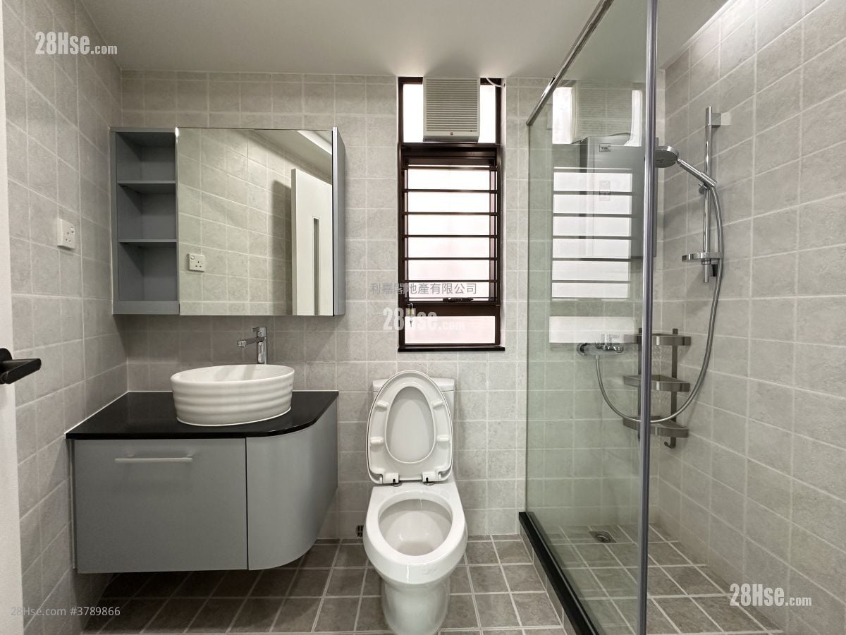 Royal Ascot Rental 4 Bedrooms , 3 Bathrooms 2,478 ft²