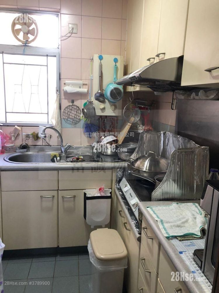 Lei On Court Sell 3 Bedrooms , 2 Bathrooms 650 ft²